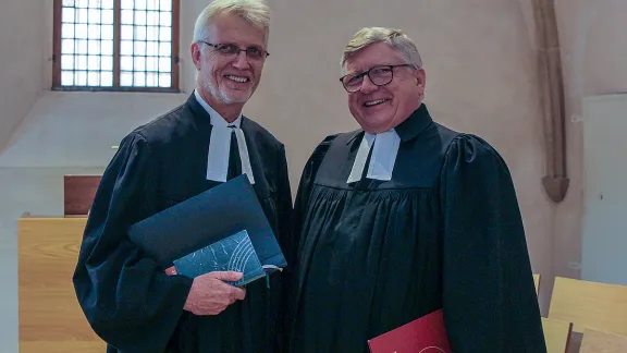 Departure with enormous gratitude: (from l.) LWF General Secretary Martin Junge and Pastor Hans Kasch. Photo LWF/A. WeyermÃ¼ller