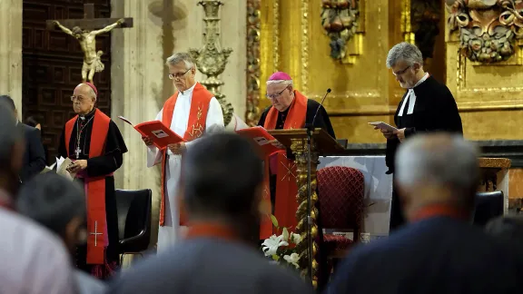 Abschlussgottesdienst der Ökumenetagung in Salamanca (Spanien) mit (v. l.) Ricardo Kardinal Blázquez, Präsident der katholischen spanischen Bischofskonferenz, LWB-Generalsekretär Martin Junge, Bischof Brian Farrell, Sekretär des Päpstlichen Rates zur Förderung der Einheit der Christen und Pfarrer Pedro Zamora von der Spanischen Evangelischen Kirche. Foto: UPSA