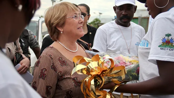 Bei einem Besuch auf Haiti in 2012 erhält Michelle Bachelet, zu der Zeit Leiterin der Einheit der Vereinten Nationen für Gleichstellung und Ermächtigung der Frauen. Foto: UN Women CC-BY-NC-SA)