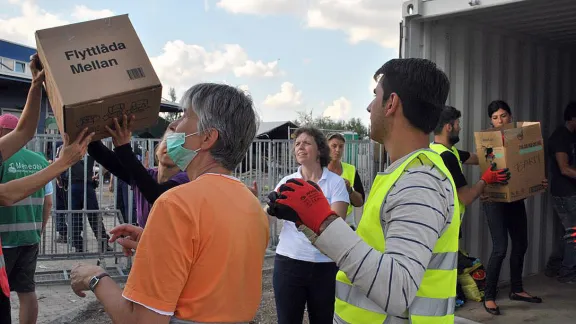 Volunteers and church aid organization at a distribution in Hungary. Photo: evangelikus.hu