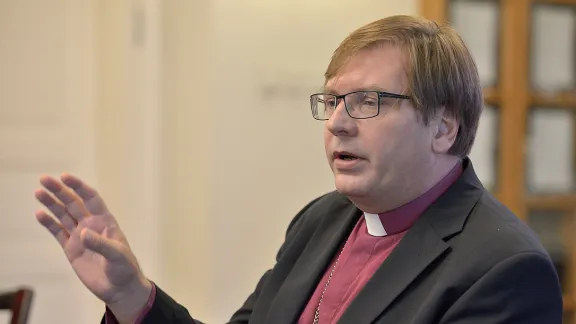 LWB-Vizepräsident Bischof Dr. Tamás Fabiny im Gespräch mit ökumenischen Kirchenleitenden zu Besuch in Ungarn (26. September 2015). Foto: Paul Jeffrey/ÖRK