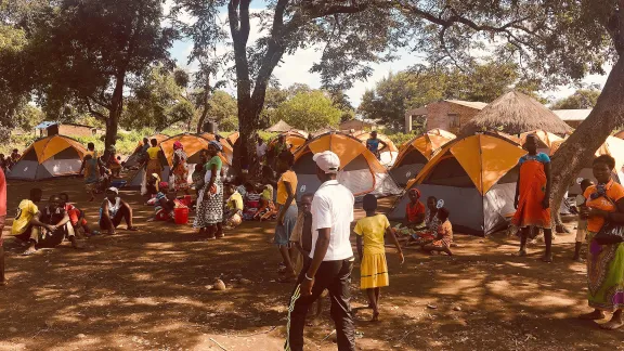 In der Provinz Manica leben die meisten Menschen, die durch den Wirbelsturm Idai obdachlos geworden sind, in Auffanglagern. Sobald die Wassermassen wiederzurückgegangen sind, hoffen sie, in ihre Häuser zurückkehren zu können. Foto: LWB/Philip Wijmans