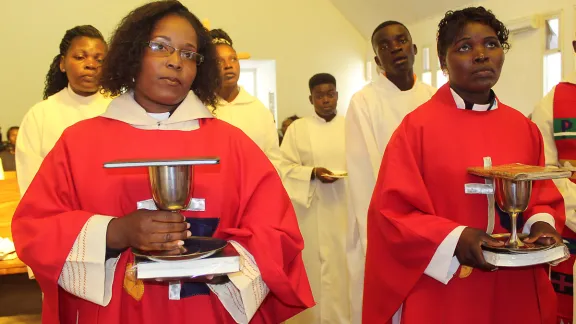 Mit der Ordination bevollmächtigt die Evangelisch-Lutherische Kirche in Mosambik die Pfarrerinnen Zelda Cristina Cossa (l.) und Rosa Minoria Rafael „Gottes Wort zu verkünden, zu taufen und die Sakramente zu verwalten.“ Fotos: Salvador Hilário Chame