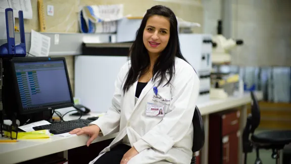 Haneen, a molecular lab technician at AVH since 2011, examines biopsies and provides cancer diagnoses in consultation with hospital pathologists. LWF/M. Renaux