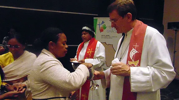 Bischof Horst Müller bei der Abendmahlsfeier während des Eröffnungsgottesdienstes in Johannesburg, Südafrika. Foto: LWB/Mphatso Thole