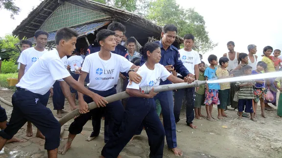 Workshop zur Katastrophenhilfe in einer Gemeinschaft in Myanmar. In der Erklärung werden die humanitären Grundsätze Neutralität, Menschlichkeit, Unparteilichkeit und Unabhängigkeit in besonders unbeständigen und unsicheren Kontexten bekräftigt. Foto: LWB Myanmar