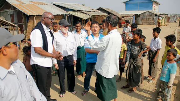 Der LWB-Präsident im Gespräch mit Bewohnern des Camp Ohn Taw Gyi (South). Foto: LWB/ I. Htun