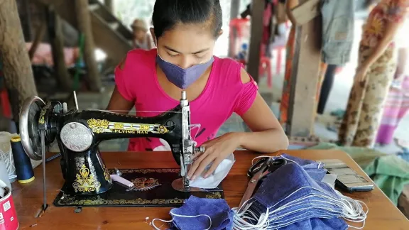 Eine Unternehmerin im Dorf Kyauk Tan Gyi im Distrikt Sittwe im Bundesstaat Rakhine in Myanmar näht Gesichtsmasken aus Stoff. Foto: LWF/Nu Nu Aye