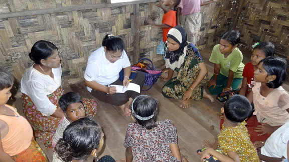 LWB-Gruppendiskussion mit 11 bis 17-Jährigen in einem Flüchtlingslager für Binnenvertriebene in Sittwe im Rakhine State. Foto: LWB/Myanmar