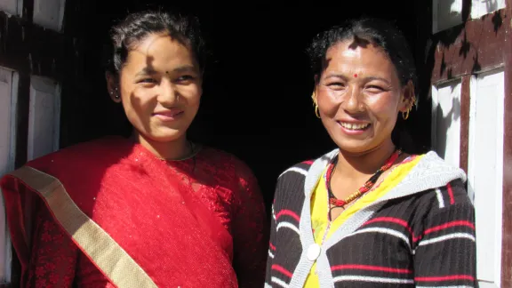 Rita Lama (r.) bei ihrem Haus. Beschuldigungen von Hexerei trieben sie fast in den Tod. Fotos: LWB/U. Pokharel