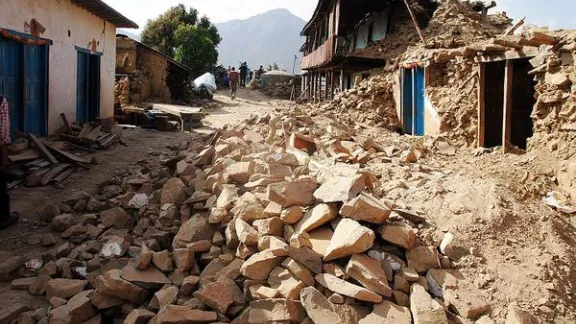 Eine Strasse in Dhusel in Distrikt Lalitpur, die von dem Erdbeben im April völlig zerstört worden ist. Die meisten Menschen hatten gerade mit den Aufräumarbeiten begonnen, als das zweite Beben kam. Foto: LWB/C. Kästner