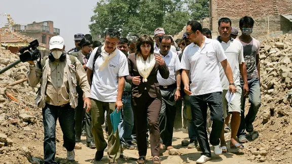 Die niederländische Ministerin für Aussenwirtschaft und Entwicklungszusammenarbeit Lilianne Ploumen besucht die Erdbebenhilfe des Nepalprogramms des Lutherischen Weltbundes in dem Dorf Indrayani. Foto: LWB-Nepal