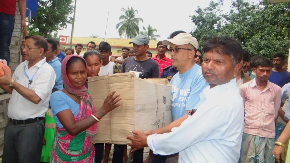 Eine von der Flut betroffenen Familie in Jhapal Rural Municipality erhält ein Hilfspaket mit Lebensmitteln, Decken und Küchenutensilien vom LWB Nepal und seiner Partnerorganisation in Jhapa. Foto: LWB/Prabesh Bhandari