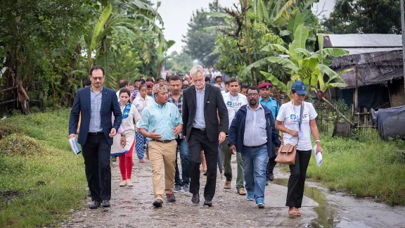 Lagersekretär Tikaram Rasaily zeigt Martin Junge das Flüchtlingslager Beldangi im Jhapa-Distrikt in Nepal, in dem zurzeit mehr als 5.000 Flüchtlinge aus Bhutan leben. Alle Fotos: LWB/Albin Hillert