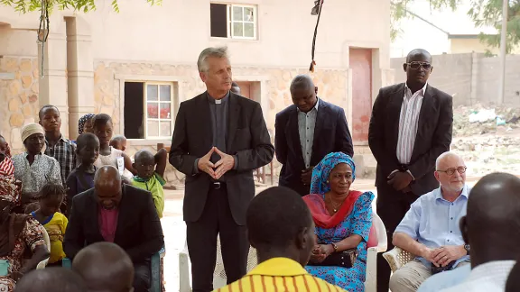 Die LWB-Delegation im Gespräch mit Binnenvertriebenen in Nordostnigeria. Foto: Jfaden Multimedia