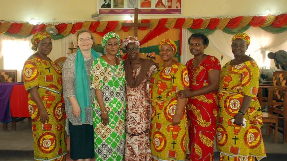 Titi Malik (dritte von li.) mit weiteren Mitgliedern der Lutherischen Kirche Christi in Nigeria sowie einer LWB-Delegation, die im März durch einen Besuch ihre Solidarität zum Ausdruck brachte. Foto: Jfaden Multimedia