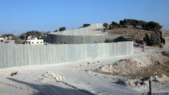 Die Sperrmauer aus Stahlbeton verläuft von Abu Dis bis vor die Tore Ostjerusalems. Foto: LWB/AWD-Jerusalem/Margit Christenson