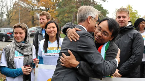 LWB-Generalsekretär Pfr. Dr. Martin Junge begrüsst den Klimaaktivisten Yeb Saño in Genf. Saño ist mit 17 weiteren PilgerInnen, die ein neues Klimaabkommen fordern, unterwegs von Rom nach Paris. Foto: LWB/S. Gallay