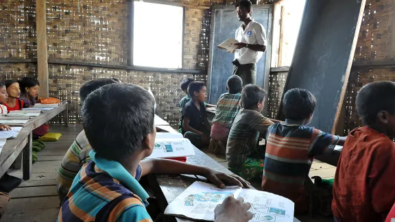 Kinder in einem der provisorischen Klassenräume im Lager Nget Chaung-2. Diese vom LWB bereitgestellten Provisorien sind die einzige Schule, die sie unter den aktuellen Bedingungen besuchen können. Foto: LWB/C. Kästner