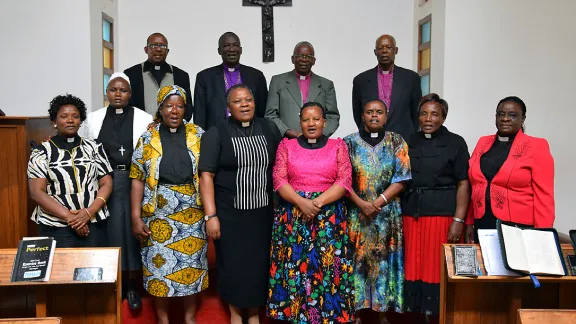 Amtierende und ehemalige Bischöfe der Evangelisch-Lutherischen Kirche in Tansania, zusammen mit den ersten acht Pfarrerinnen der nördlichen Diözese, wo kürzlich 25 Jahre Frauenordination gefeiert wurden. Foto: ELKT/Richard A. Mmbaga