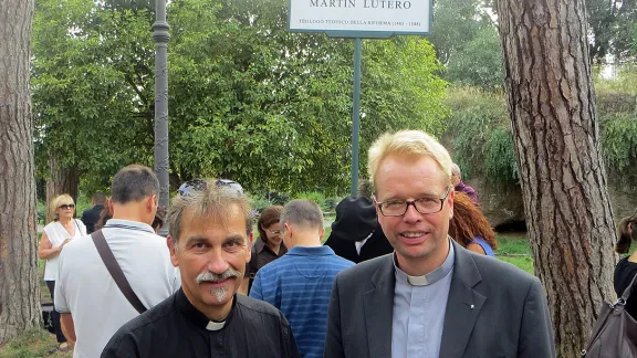 "Die Piazza Martin Lutero ist ein ökumenisches Zeugnis im Alltag der in Rom lebenden Menschen und den Besuchern der Stadt", so Pfr. Jens-Martin Kruse (rechts), der an der Einweihung des öffentlichen Platzes mit Hunderten Gemeindemitgliedern teilnahm, darunter auch Pfr. Per Edler (links) von der schwedischsprachigen Gemeinde. Foto: Silke Kruse.