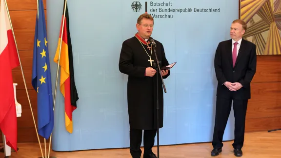 Bischof Samiec (li.) erhält das Große Verdienstkreuz des Verdienstordens der Bundesrepublik Deutschland in Anerkennung seines Engagements für die Verbesserung der Beziehungen zwischen seinem Heimatland Polen und der Bundesrepublik. Foto: Evangelisch-Augsburgische Kirche in Polen