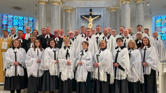 Beteiligte am Gottesdienst anlässlich der ersten Ordination von neun Frauen in Warschau, Polen. Die neu ordinierten Pfarrerinnen sind Beata Janota, Wiktoria Matloch, Katarzyna Rudkowska, Halina Radacz, Małgorzata Gaś, Katarzyna Kowalska, Karina Chwastek-Kamieniorz, Izabela Sikora, and Marta Zachraj-Mikołajczyk. Foto: LWB/Agnieszka Godfrejow-Tarnogórska