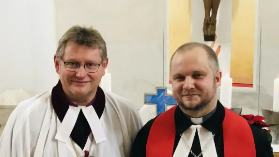 Jerzy Samiec, Leitender Bischof von der Evangelisch-Augsburgischen Kirche in Polen (l.), und Bischof Pavlo Shvarts, Landesbischof der Deutschen Evangelisch-Lutherischen Kirche in der Ukraine. Bischof Samiec hat die Gemeinden seiner Kirche angewiesen, ihre Türen für Geflüchtete aus der Ukraine zu öffnen. Foto: Dariusz Bruncz