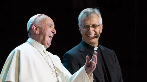 Papst Franziskus und LWB-Generalsekretär Martin Junge beim gemeinsamen Gedenken an die Reformation in der Malmö-Arena. Foto: Kirche von Schweden