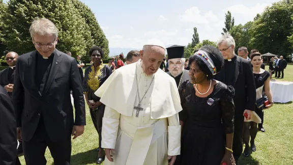 Papst Franziskus beim Besuch im Ökumenischen Institut in Bossey mit Olav Fykse Tveit (ÖRK-Generalsekretär), Agnes Abuom (Moderatorin des ÖRK-Zentralausschusses), Metropolit Gennadios von Sassima (stellvertretender Vorsitzender des ÖRK-Zentralausschusses) und Martin Junge (Generalsekretär des LWB). Foto: Peter Wilhelms/ÖRK