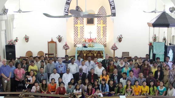 LWB-Präsident Erzbischof Dr. Panti Filibus Musa mit Teilnehmenden am gemeinsamen Gottesdienst. Foto: LWB/I. Htun