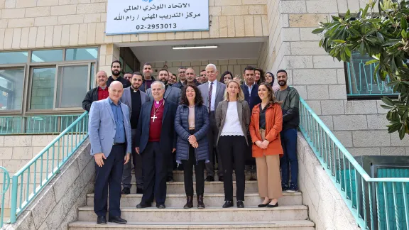 Vor dem Berufsbildungszentrum des LWB in Ramallah - vordere Reihe von links: Programmdirektor Yousef Shalian, Bischof Ibrahim Azar, LWB-Vertreterin Sieglinde Weinbrenner, LWB-Regionalprogrammkoordinatorin Caroline Tveoy und Heather Platt von der kanadischen Lutheran World Relief. Hinter ihnen stehen der Bildungsdirektor der ELCJHL, Dr. Charlie Haddad, und Pfarrerin Gabi Aelabouni von der ELKA. Foto: Abd Al Rahman Hadidi