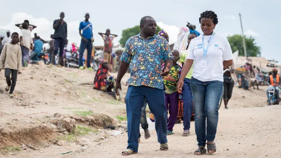 Gemeinsamer Einsatz für Menschen in Not: LWB- und UNHCR-Mitarbeitende in Kamerun. Foto: LWB/Albin Hillert