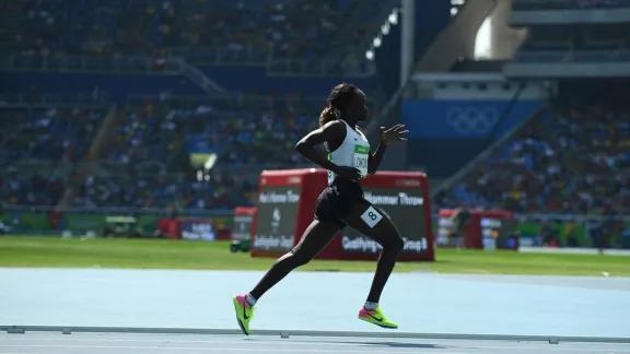 Rose Nathike Lokonyen, die aus dem Südsudan geflohen war, läuft die 800 Meter für das Refugee Olympic Team in Rio 2016. Foto: UNHCR/Benjamin Loyseau