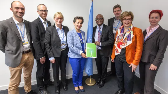 Die Leiter der Glaubensgemeinschaften überrechen Christiana Figueres, Executive Secretary der UN-Rahmenkonvention zum Klimawandel, ihr Statement. Foto: Sean Hawkey