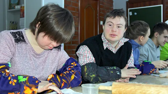 Junge Menschen mit Behinderung im russischen Toljatti nehmen die diakonischen Angebote der lutherischen Gemeinde gern wahr. Foto: epd-Bild/Macus Mockler