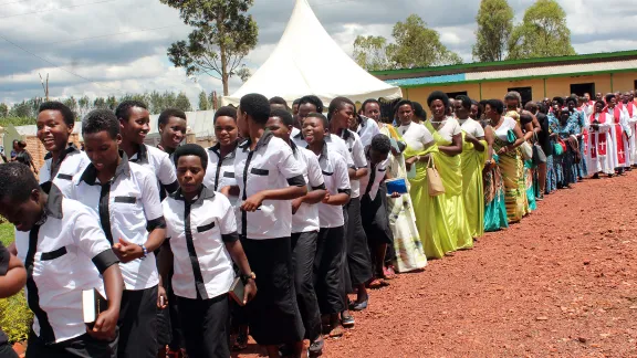 Lutherische Gläubige in der Gemeinde in Kirehe in Ruanda singen und tanzen während der Feierlichkeiten anlässlich des 25-jährigen Bestehens ihrer Kirche. Fotos: Neng‘ida Johaness-Lairumbe/ELKT