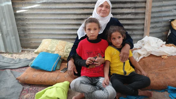 Salam (links, im roten T-Shirt) mit ihrer Grossmutter und jüngeren Schwester in ihrer Notunterkunft im Lager Za’atari. Foto: LWB-Jordanien/D. Odén