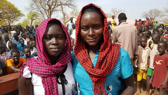 Randa Osman Al-Majalis (links) und Rebecca Makki (rechts) sind zwei der fünf vom Ministerium ausgezeichneten Schülerinnen des AjoungThok-Flüchtlingslagers. Foto: LWB/A. Mwaura