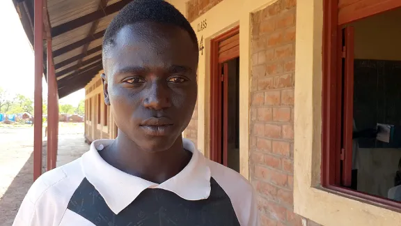 Walid Awad Majir vor einem Schulgebäude im Flüchtlingslager Ajuong Thok (Unity, Südsudan). Foto: LWB-Südsudan/Birhanu Waka