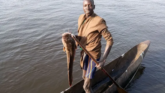 Fischer Kur Kuany in seinem Boot. Foto: LWB Südsudan