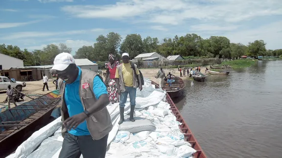 Der LWB und seine Partner stellen Hilfsgüter bereit, die per Boot zu den entlegenen Inseln im Bezirk Twic East (Südsudan) transportiert werden. Foto: LWB-Südsudan/George Taban