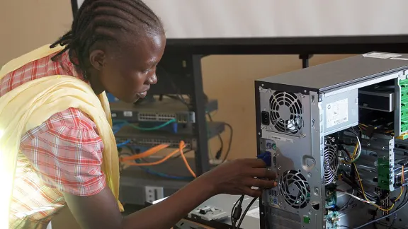 Afrina Zechariah Anabak während der Informatikstunde im Flüchtlingslager Ajuong Thok, Südsudan. Foto: LWB/C. Kästner