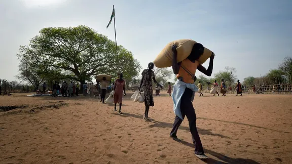 People receive food from the ACT Alliance in Rumading, South Sudan. Photo: Paul Jeffrey/ACT Alliance 