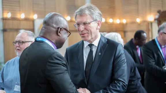 LWB-Präsident Musa begrüßt ÖRK-Generalsekretär Tveit bei der Ratstagung 2018 in Genf. Foto: Albin Hillert