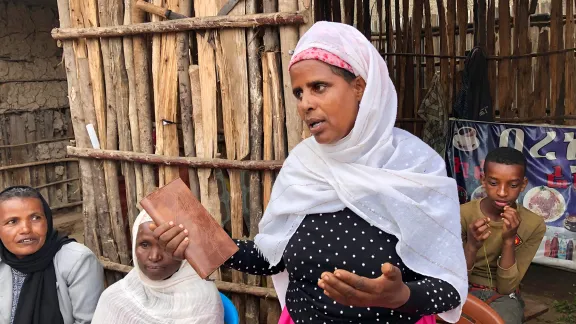 Ein Mitglied einer Frauenselbsthilfegruppe von Symbols of Hope Ethiopia aus der südlichen Region Hosaena berichtet von ihren Erfahrungen. Foto: LWB/M. Dölker