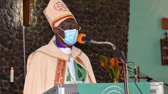 Der Leitende Bischof der Evangelisch-Lutherischen Kirche in Tansania, Fredrick Shoo, rief dazu auf Vorsichtsmaßnahmen umzusetzen und die Ausbreitung der Coronavirus-Pandemie einzudämmen. Foto: ELKT/Erick Adolph