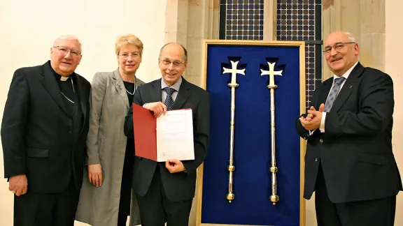 Well-wishers and honorary doctor: (from left) Bishop Brian Farrell, secretary of the PCPCU; Prof. Dr Myriam Wijlens from Erfurt University, Prof. Dr Theodor Dieter with his award and Prof. Dr Michael Gabel, dean of the Catholic Theology faculty at Erfurt University. Photo: Erfurt University