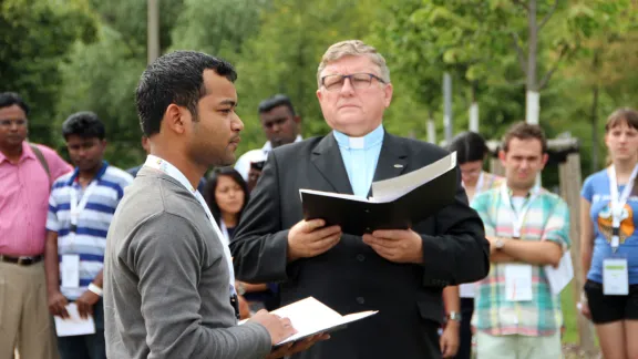 Benison Kachhap (l.) betonte, es sei etwas Besonderes, als erster Jugendvertreter einen Baum im Luthergarten im Wittenberg zu pflanzen. Rechts im Bild: Parrer Hans Kasch, Direktor des LWB-Zentrums Wittenberg. Foto: DNK/LWB, F. Hübner