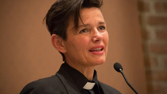 Pfarrerin Siv Limstrand von der Stadtmission der Offenen Kirche Trondheim spricht auf einer Podiumsdiskussion während der europäischen Kirchenleitungskonferenz des LWB in Trondheim, Norwegen. Foto: LWB/Ryan Rodrick Beiler